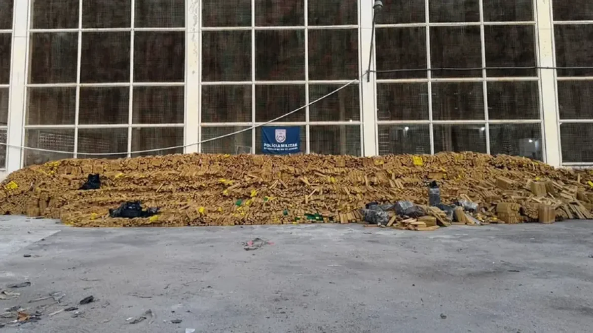 policia-militar-apreende-48-toneladas-de-maconha-no-complexo-da-mare-em-operacao-historica