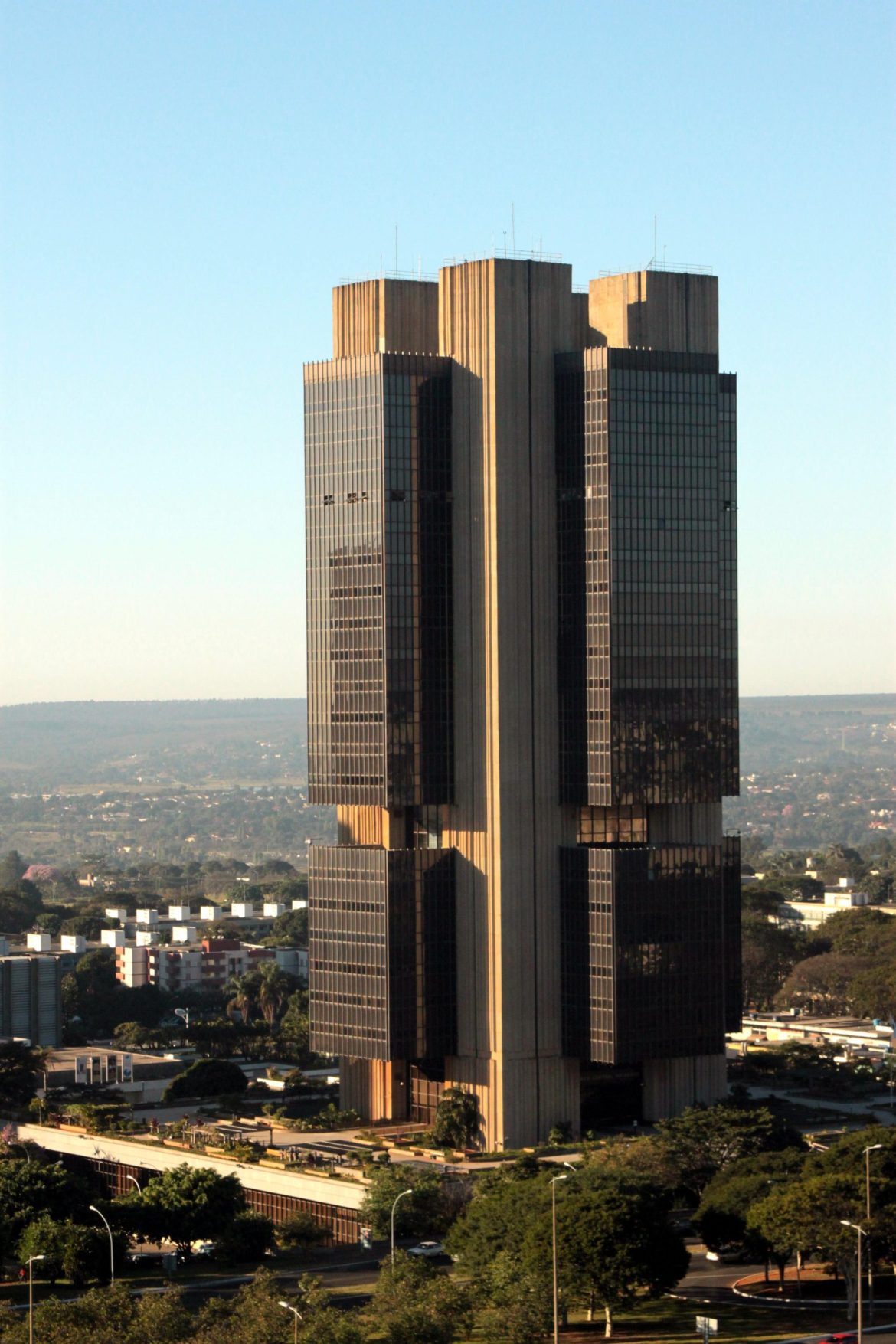 banco-central-alerta-para-avanco-do-superendividamento-no-brasil-em-cenario-de-juros-altos-e-credito-facil