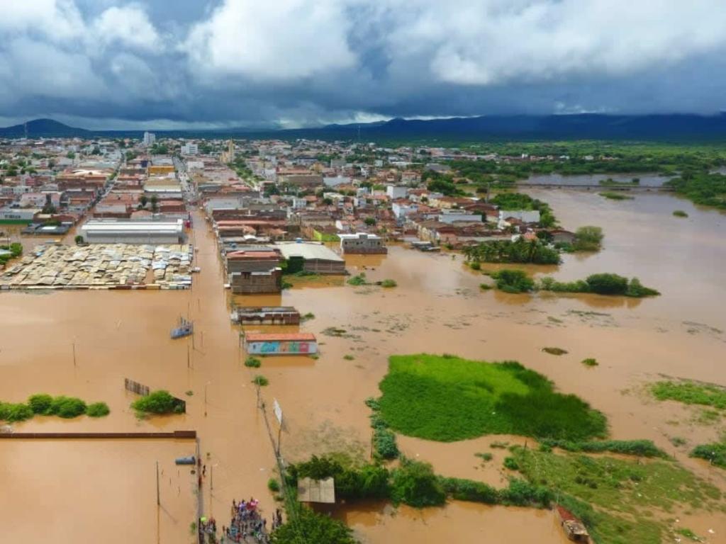 Chuvas devastam Pernambuco e Paraíba, com mortes e milhares de desabrigados marcando o início de maio