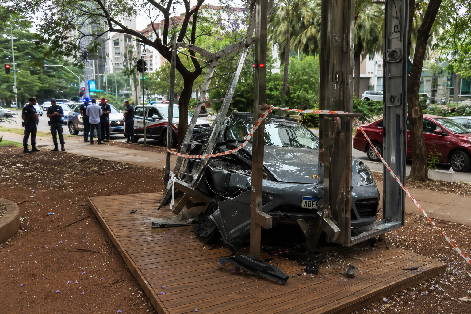 Porsche invade calçada e destrói academia pública no Itaim Bibi